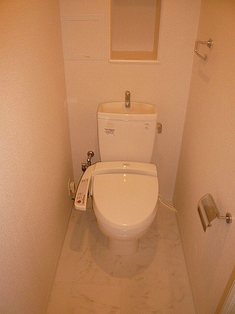 Ｙ’ｓ　ｃｏｕｒｔ三保のトイレ|間取り反転タイプのお部屋の写真です。