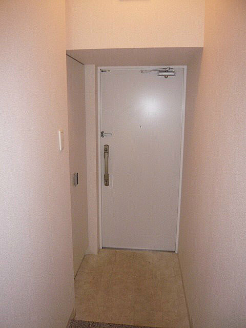 Ｙ’ｓ　ｃｏｕｒｔ三保の玄関|間取り反転タイプのお部屋の写真です。