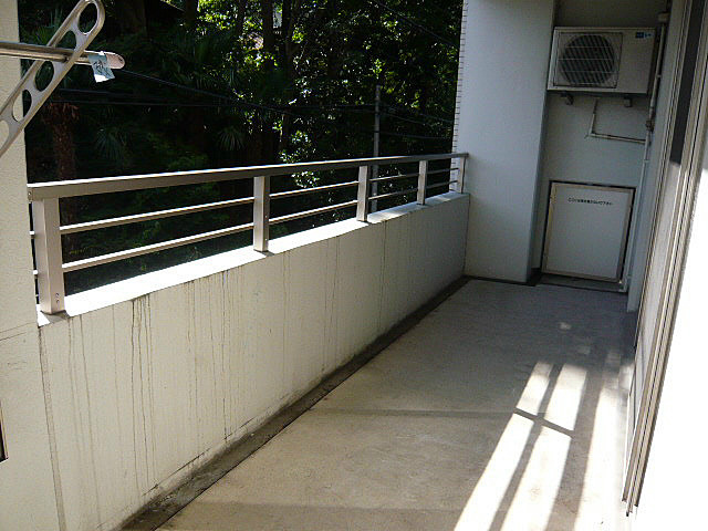 Ｙ’ｓ　ｃｏｕｒｔ三保のバルコニー|間取り反転タイプのお部屋の写真です。