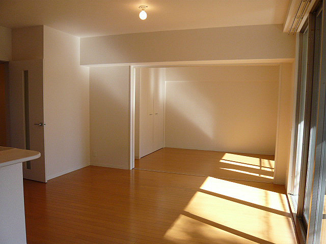 Ｙ’ｓ　ｃｏｕｒｔ三保の居間・リビング|間取り反転タイプのお部屋の写真です。