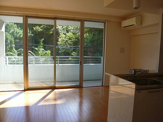 Ｙ’ｓ　ｃｏｕｒｔ三保の居間・リビング|間取り反転タイプのお部屋の写真です。