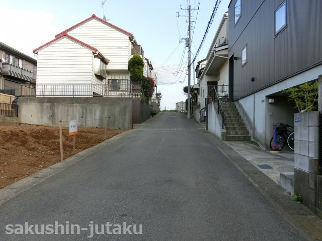 鷺沼４丁目　売地の前面道路含む現地写真|鷺沼４丁目　売地　建築条件なし　整形地　幕張本郷駅徒歩１６分　南西側４．５ｍ道路面　間口は広々約１３ｍ　丁度いい約３１坪　