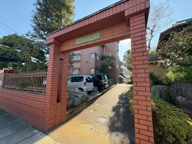 エクセレント丸太のエントランス