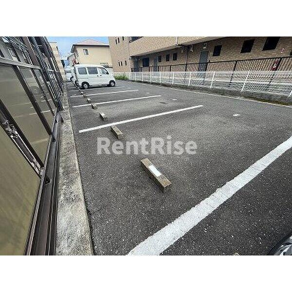 メゾンひかるの駐車場