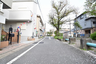 【前面道路含む現地写真】 | 近くには郵便局やコンビニエンスストアなど普段の生活に便利な施設があります！