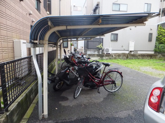 【その他共用部分】 | 屋根付きの駐輪場で雨が降っても大切な自転車が濡れなくてすみますね♪荷物が重いときに自転車があれば助かりますね！