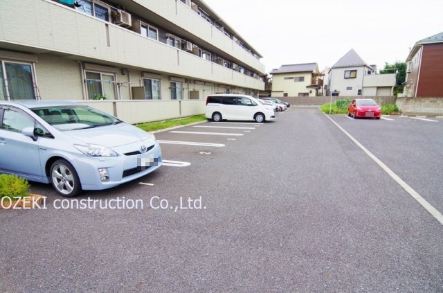 アルクスの駐車場