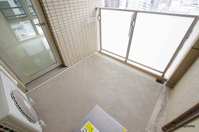 Y's Court 東梅田のバルコニー