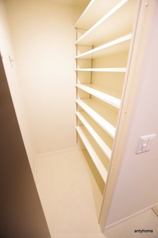 Y's Court 東梅田の玄関