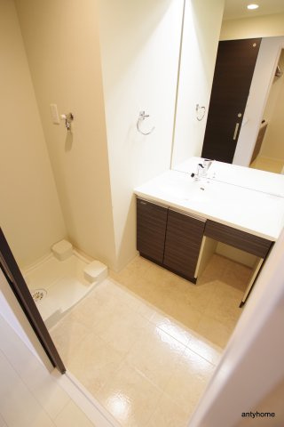 Y's Court 東梅田の洗面所