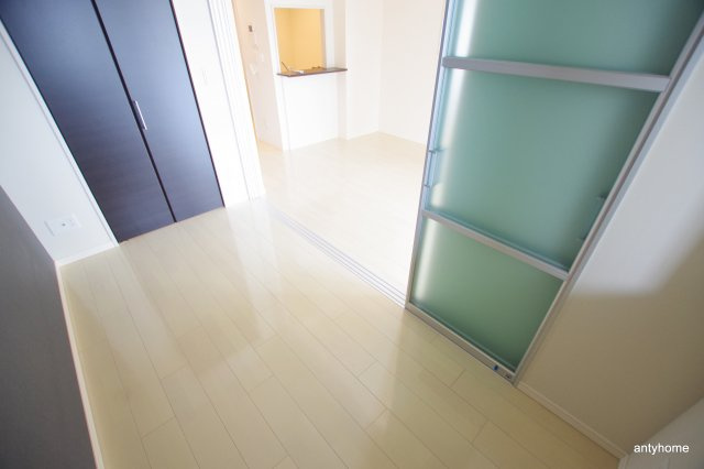 Y's Court 東梅田の洋室