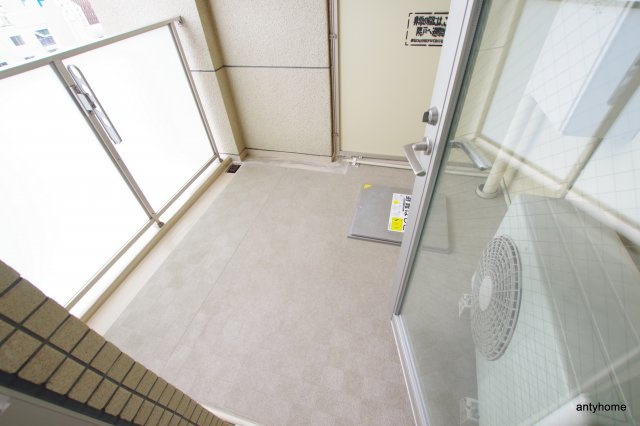 Y's Court 東梅田のバルコニー