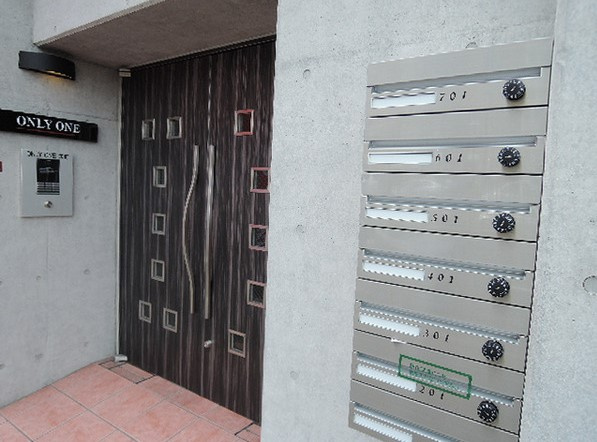 ONLYONE栄町のエントランス