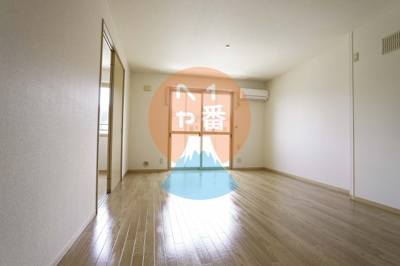 【居間・リビング】 | リバーストーンA | リビングです