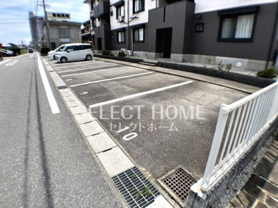 【駐車場】 | ハイカムール北浦 | 駐車場があるので、車を買う予定の方も安心です