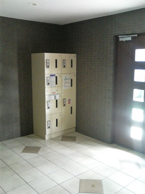 【その他共用部分】 | ファーストクラス鴨居 | 共用エントランスには宅配BOXがあるので荷物の受け取りもスムーズに♪再配達の手間がかからないのが魅力♪