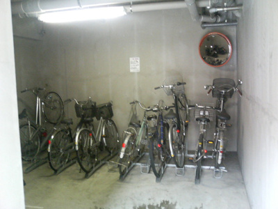 【その他共用部分】 | ファーストクラス鴨居 | 屋内の駐輪場で雨が降っても大切な自転車が濡れなくてすみますね♪荷物が重いときに自転車があれば助かりますね！