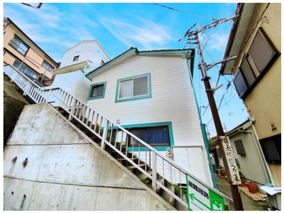 【外観】 | 藤沢市江ノ島１丁目　戸建 | 二方向から採光がとれる角地に立地するお住まいです。