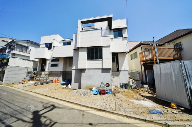 全棟LDK１９帖以上の開放的な４ＬＤＫ♪カースペース２台。保土ヶ谷区常盤台　全３棟新築戸建ての外観