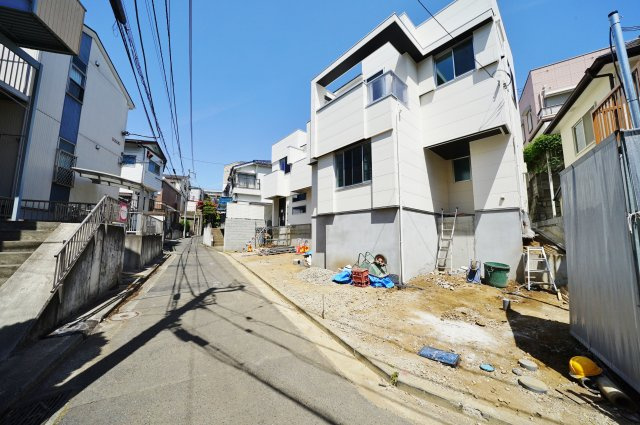 全棟LDK１９帖以上の開放的な４ＬＤＫ♪カースペース２台。保土ヶ谷区常盤台　全３棟新築戸建ての前面道路含む現地写真
