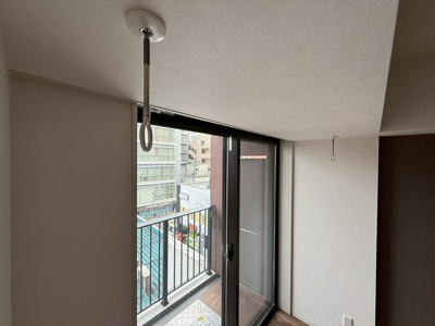 【バルコニー】 | LOC’S/ロックス相模大野B | バルコニーは南東向きなので、晴れた日のお洗濯物は朝からよく乾きそう☆気分転換をするにもおすすめです！