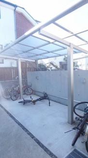 【その他共用部分】 | 屋根付きの駐輪場で雨が降っても大切な自転車が濡れなくてすみますね♪駅から自転車もおすすめです！