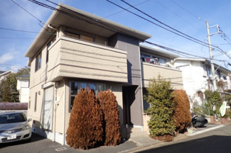 【外観】 | 閑静な住宅地にある人気のテラスハウスです♪新百合ヶ丘駅にアクセス可能な最寄りバス停より徒歩3分！雨の日の通勤やお出かけもバス利用でスムーズです♪