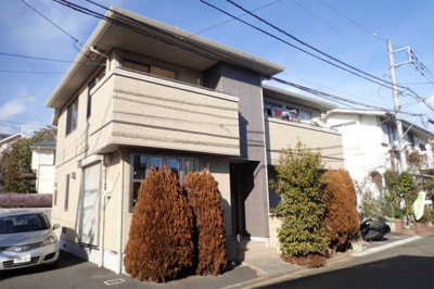 【外観】 | サニーヴィラ【SHM】 | 閑静な住宅地にある人気のテラスハウスです♪新百合ヶ丘駅にアクセス可能な最寄りバス停より徒歩3分！雨の日の通勤やお出かけもバス利用でスムーズです♪