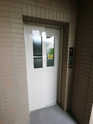 【その他共用部分】 | グランドステージ鵜の木 | お買い物時やベビーカーの出し入れに便利なエレベーター付です。
