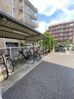 【その他共用部分】 | 屋根付きの駐輪場で雨が降っても大切な自転車が濡れなくてすみますね♪自転車はちょっとした移動手段に便利ですよね！