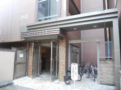 サンロイヤル三条のエントランス