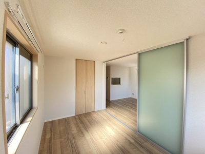 【洋室】 | サンミール【SHM】 | クローゼットのある南西向き洋室6.1帖のお部屋です♪