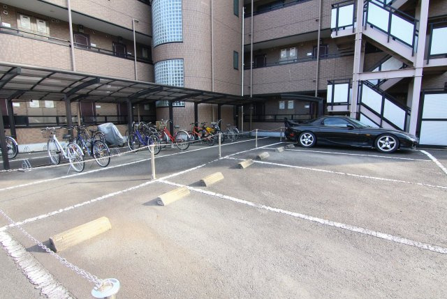 シーダーパークの駐車場