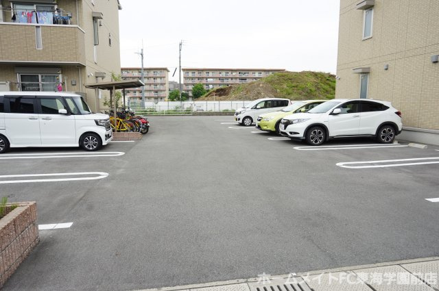 合志市須屋のアパートの駐車場