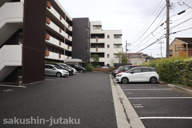 スマータス幕張本郷の駐車場