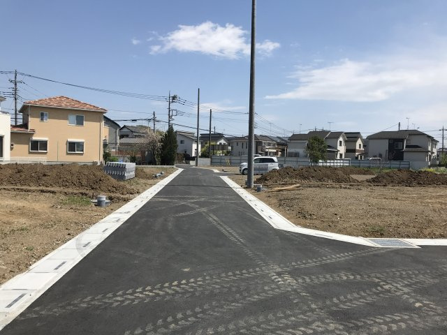鴻巣市箕田の売地の前面道路含む現地写真|2021年4月9日　正午ごろ撮影　開発道路から県道に向かって撮影