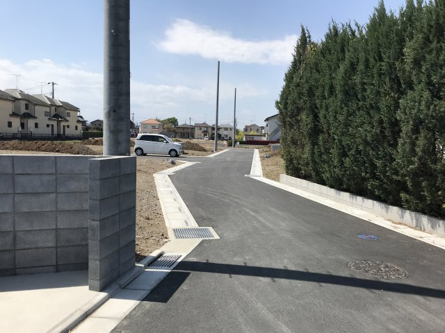 鴻巣市箕田の売地の前面道路含む現地写真|2021年4月9日　正午ごろ撮影　開発道路を県道入口から敷地に向かって撮影