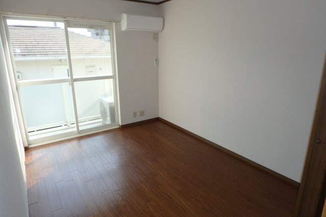 ドミールたかねB棟の洋室