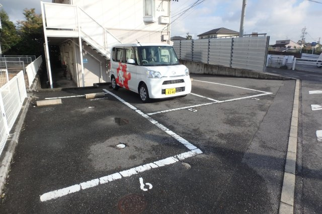 ドミールたかねB棟の駐車場