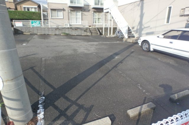 ドミールたかねB棟の駐車場
