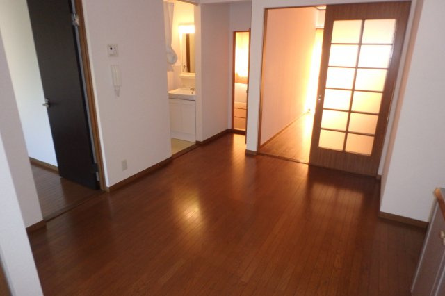 ドミールたかねB棟の居間・リビング