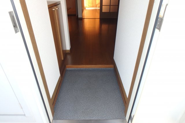 ドミールたかねB棟の玄関