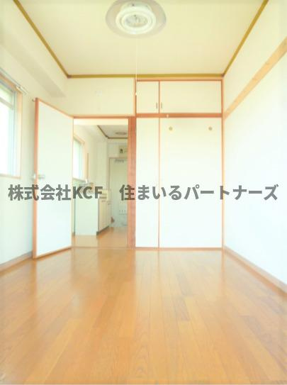 里村ビルの居間・リビング