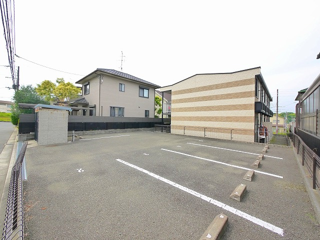 レオパレスグランファーレの駐車場