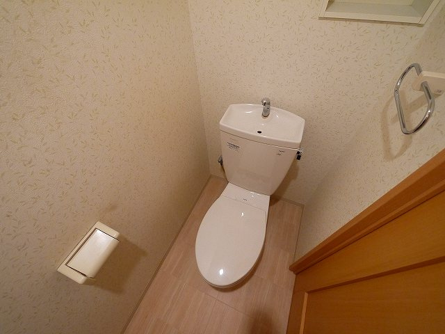 シャルマンコートのトイレ|ゆったりとした空間のトイレです