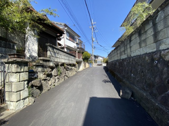 寝屋川市太秦中町　中古戸建ての前面道路含む現地写真