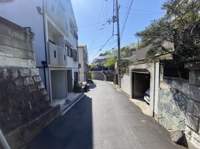 寝屋川市太秦中町　中古戸建ての前面道路含む現地写真