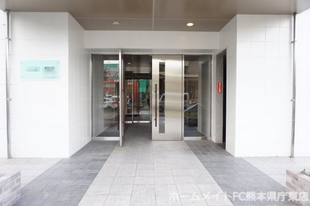 熊本市中央区水前寺３丁目の賃貸マンションのエントランス