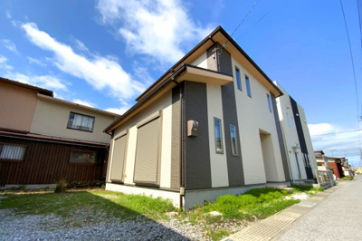 【外観】 | 彦根市平田町　中古戸建 | LDK14帖の続きにある和室の扉を開放すれば、20帖の広々としたスペースが確保されます。