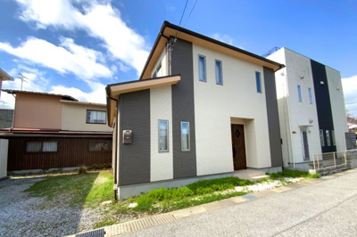 【外観】 | 彦根市平田町　中古戸建 | 全室6帖以上のゆったりとした間取りで、ご家族が快適に暮らせるお家です。